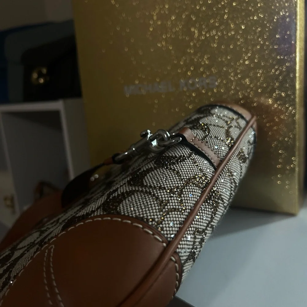 Hamptons Hobo Bag
In Crystal Signature Jacquard - Picture 7 of 12